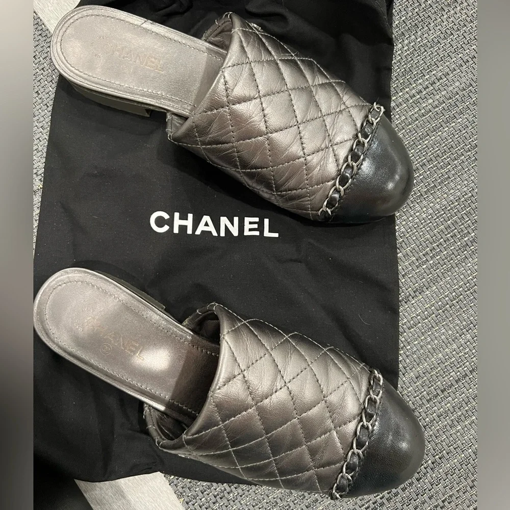 CHANEL DK SILVER / black Mules 2017 C9981 chain detail size 35 EUC